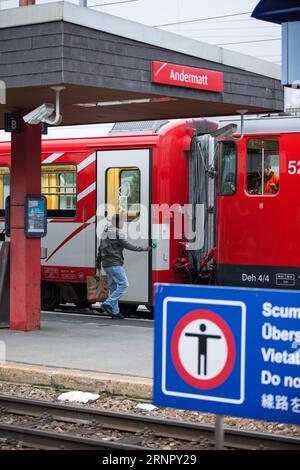 (170911) -- URI (SCHWEIZ), 11. September 2017 -- am 11. September 2017 ist Ein Zug am Bahnsteig des Bahnhofs Andermatt im Kanton URI, Zentralschweiz, stationiert. Zwei Züge kollidierten in der zentral-südlichen Schweizer Stadt Andermatt gegen 11:30 Uhr am Montagmorgen, wobei etwa 30 Menschen verletzt wurden, sagte die örtliche Polizei. SCHWEIZ-URI-TRAINS-KOLLISION XuxJinquan PUBLICATIONxNOTxINxCHN Stockfoto