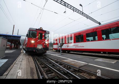 (170911) -- URI (SCHWEIZ), 11. September 2017 -- Züge sind am 11. September 2017 auf dem Bahnsteig des Bahnhofs Andermatt im Kanton URI, Zentral-Südschweiz, stationiert. Zwei Züge kollidierten in der zentral-südlichen Schweizer Stadt Andermatt gegen 11:30 Uhr am Montagmorgen, wobei etwa 30 Menschen verletzt wurden, sagte die örtliche Polizei. SCHWEIZ-URI-TRAINS-KOLLISION XuxJinquan PUBLICATIONxNOTxINxCHN Stockfoto