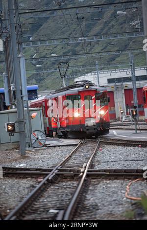 (170911) -- URI (SCHWEIZ), 11. September 2017 -- Ein Arbeiter inspiziert am 11. September 2017 einen Zug am Bahnhof Andermatt im Kanton URI, Zentral-Südschweiz. Zwei Züge kollidierten in der zentral-südlichen Schweizer Stadt Andermatt gegen 11:30 Uhr am Montagmorgen, wobei etwa 30 Menschen verletzt wurden, sagte die örtliche Polizei. SCHWEIZ-URI-TRAINS-KOLLISION XuxJinquan PUBLICATIONxNOTxINxCHN Stockfoto