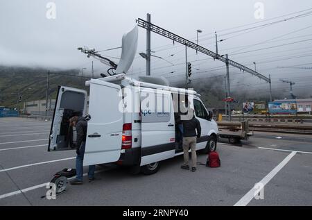 (170911) -- URI (SCHWEIZ), 11. September 2017 -- am 11. September 2017 wird am Bahnhof Andermatt im Kanton URI, Zentralschweiz, Ein Fernsehwagen gesehen. Zwei Züge kollidierten in der zentral-südlichen Schweizer Stadt Andermatt gegen 11:30 Uhr am Montagmorgen, wobei etwa 30 Menschen verletzt wurden, sagte die örtliche Polizei. SCHWEIZ-URI-TRAINS-KOLLISION XuxJinquan PUBLICATIONxNOTxINxCHN Stockfoto