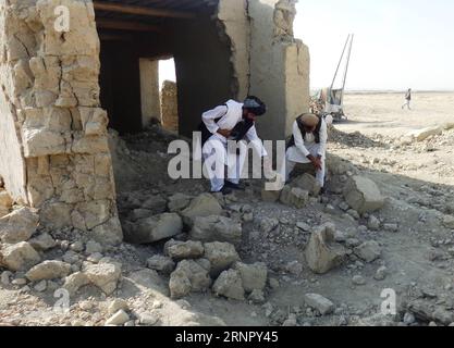 (170911) -- LOGAR (AFGHANISTAN), 11. Sept. 2017 -- Lokale kontrollieren ein Gebäude, das bei US-Luftangriffen im Dorf Khalil Abad, am Rande von Pul-e-Alam, Afghanistan, 7. Sept. 2017 zerstört wurde. Das Taliban-Regime brach unter der von den USA geführten militärischen Invasion Ende 2001 zusammen. Doch die dem vertriebenen Taliban-Regime treuen Militanten feierten 2006 ein gewaltsames Comeback und seitdem kämpfen die Hardliner-Gruppe und etwa 20 weitere gleichgesinnte Outfits mit Zahn und Ngel gegen die Räumung der von den USA geführten Streitkräfte aus Afghanistan, um ihr eigenes Regime wieder aufzubauen. ) (LRZ) AFGHANISTAN-LOGAR-U.S.-AIRSTRIKE-CIVILIAN AHMADI PUBL Stockfoto