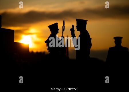 Danzig, Polen. September 2023. Die Silhouette der Soldaten zum 84. Jahrestag des Ausbruchs des Zweiten Weltkriegs in Westerplatte. Am 84. Jahrestag des Ausbruchs des Zweiten Weltkriegs versammelten sich die Menschen in Polen auf der Westerplatte, um sich an diejenigen zu erinnern, die während einer der schrecklichsten Tragödien der Weltgeschichte getötet und misshandelt wurden. Die polnische Regierung organisierte die Jubiläumsveranstaltung, um die Menschen daran zu erinnern, dass der Weltkrieg nie wieder stattfinden darf. (Bild: © Mateusz Slodkowski/SOPA Images via ZUMA Press Wire) NUR REDAKTIONELLE VERWENDUNG! Nicht für kommerzielle ZWECKE! Stockfoto