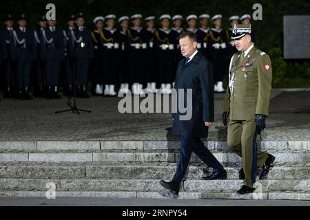 Danzig, Polen. September 2023. Verteidigungsminister - Mariusz Blaszczak beim 84. Jahrestag des Ausbruchs des Zweiten Weltkriegs in Westerplatte. Am 84. Jahrestag des Ausbruchs des Zweiten Weltkriegs versammelten sich die Menschen in Polen auf der Westerplatte, um sich an diejenigen zu erinnern, die während einer der schrecklichsten Tragödien der Weltgeschichte getötet und misshandelt wurden. Die polnische Regierung organisierte die Jubiläumsveranstaltung, um die Menschen daran zu erinnern, dass der Weltkrieg nie wieder stattfinden darf. (Bild: © Mateusz Slodkowski/SOPA Images via ZUMA Press Wire) NUR REDAKTIONELLE VERWENDUNG! Nicht für Commercia Stockfoto