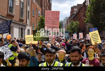 London, England, Großbritannien. September 2023. Anti-Abtreibungsprotestierende stoßen bei der jährlichen Anti-Abtreibungsmarsch für das Leben in Westminster auf Pro-Choice-Gegenprotestierende. (Bild: © Vuk Valcic/ZUMA Press Wire) NUR REDAKTIONELLE VERWENDUNG! Nicht für kommerzielle ZWECKE! Stockfoto