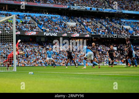 Ein Langstrecken-Header von Nathan Ake #6 aus Manchester City besiegt Bernd Leno #17 aus Fulham, um während des Premier-League-Spiels Manchester City gegen Fulham im Etihad Stadium, Manchester, Großbritannien, 2. September 2023 I t2-1 gegen Cityzu schaffen (Foto: Conor Molloy/News Images) Stockfoto