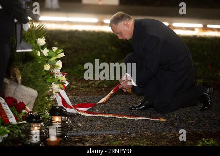 Danzig, Polen. September 2023. Der polnische Präsident Andrzej Duda legt anlässlich des 84. Jahrestages des Ausbruchs des Zweiten Weltkriegs auf der Westerplatte Blumen auf den Friedhof Westerplatte. Am 84. Jahrestag des Ausbruchs des Zweiten Weltkriegs versammelten sich die Menschen in Polen auf der Westerplatte, um sich an diejenigen zu erinnern, die während einer der schrecklichsten Tragödien der Weltgeschichte getötet und misshandelt wurden. Die polnische Regierung organisierte die Jubiläumsveranstaltung, um die Menschen daran zu erinnern, dass der Weltkrieg nie wieder stattfinden darf. (Bild: © Mateusz Slodkowski/SOPA Images via ZUMA Press Wire) EDITORIAL Stockfoto