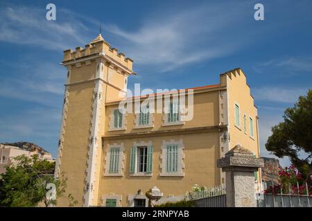 Ein wunderschönes historisches Gebäude in Cassis, Frankreich, mit architektonischem Charme. Stockfoto