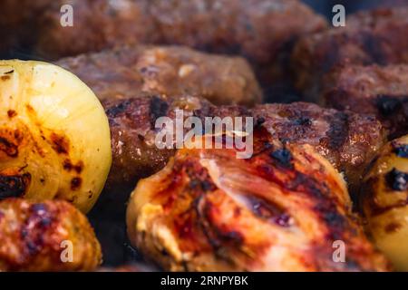 Traditionelle rumänischen Fleischbällchen "mici" auf dem Grill. Schmackhafte Fleischbällchen auf dem Grill, Schweinefleisch auf Holzkohlengrill Stockfoto