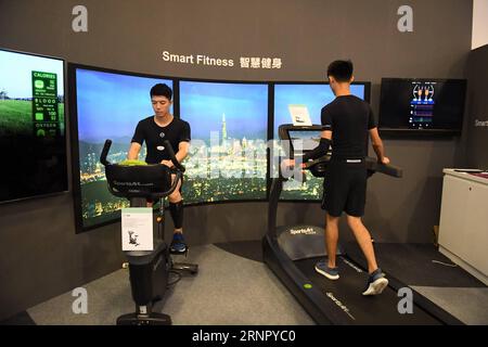 (170912) -- TAIPEI, 12. September 2017 -- Modelle demonstrieren High-Tech-Fitnesskleidung auf dem 21. Weltkongress für Informationstechnologie in Taipeh, Taiwan im Südosten Chinas, 11. September 2017. Die viertägige Veranstaltung begann am Sonntag. ) (wyl) CHINA-TAIPEH-WELTKONGRESS FÜR INFORMATIONSTECHNOLOGIE (CN) ZhouxMi PUBLICATIONxNOTxINxCHN Stockfoto