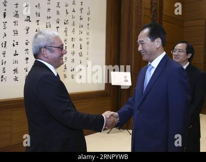 (170912) -- PEKING, 12. September 2017 -- Präsident der Xinhua-Nachrichtenagentur Cai Mingzhao (R) trifft sich mit seinem Agence France-Presse (AFP)-Kollegen Emmanuel Hoog in Peking, der Hauptstadt Chinas, am 12. September 2017. In diesem Jahr jährt sich die Unterzeichnung von Nachrichtenaustauschabkommen zwischen Xinhua und AFP zum 60. Mal, sagte Cai und äußerte seine Hoffnung, dass beide Seiten die Kommunikation und die Zusammenarbeit bei der Entwicklung neuer Medien verstärken werden. Cai unterrichtete sein AFP-Pendant über Xinhuas Fortschritte bei der Verbesserung von Fotografie, kurzen Videos, Finanzinformationen und Technologiedienstleistungen. Hoog sagte, dass AFP und Xinhua eine Wartung hatten Stockfoto