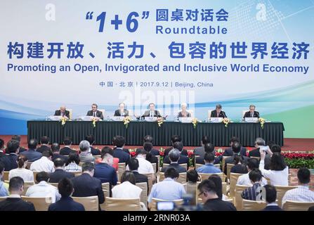 (170912) -- PEKING, 12. September 2017 -- der chinesische Premierminister Li Keqiang und die Leiter wichtiger internationaler Wirtschaftsinstitutionen nehmen an einer gemeinsamen Pressekonferenz nach dem 1+6-Rundtischgespräch in Peking, der Hauptstadt Chinas, am 12. September 2017 Teil. Li, zusammen mit dem Präsidenten der Weltbank-Gruppe (WBG) Jim Yong Kim, der Geschäftsführerin des Internationalen Währungsfonds (IWF) Christine Lagarde, dem Generaldirektor der Welthandelsorganisation (WTO) Roberto Azevedo, dem Generaldirektor der Internationalen Arbeitsorganisation (ILO) Guy Ryder, dem Generalsekretär der Organisation für wirtschaftliche Zusammenarbeit und Entwicklung (OECD) Angel Gurria und Fina Stockfoto