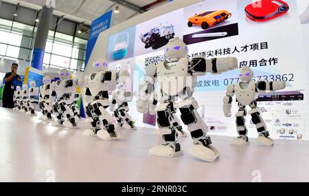 (170912) -- NANNING, 12. September 2017 -- Roboter tanzen auf der 14. China-ASEAN Expo in Nanning, Hauptstadt der südchinesischen autonomen Region Guangxi Zhuang, 12. September 2017. Die 14. China-ASEAN-Expo wurde am Dienstag eröffnet, um Handel und Investitionen zwischen China, ASEAN und anderen Ländern entlang des Gürtels und der Straße zu beleuchten. ) LB) CHINA-NANNING-ASEAN-EXPO(CN) HuangxXiaobang PUBLICATIONxNOTxINxCHN Stockfoto