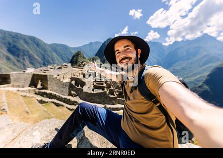 Glücklicher junger Erwachsener, der ein Selfie-Portrait in Machu Picchu macht Stockfoto