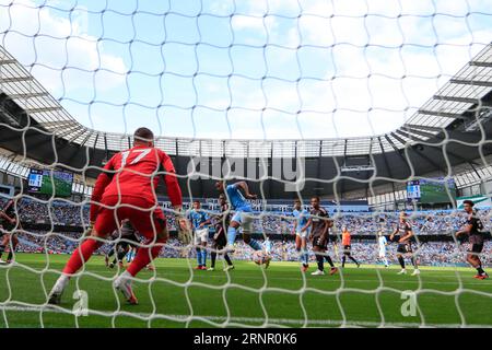 Ein Langstrecken-Header von Nathan Ake #6 aus Manchester City besiegt Bernd Leno #17 aus Fulham, um während des Premier-League-Spiels Manchester City gegen Fulham im Etihad Stadium, Manchester, Großbritannien, 2. September 2023 I t2-1 gegen Cityzu schaffen (Foto: Conor Molloy/News Images) Stockfoto