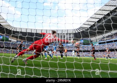 Ein Langstrecken-Header von Nathan Ake #6 aus Manchester City besiegt Bernd Leno #17 aus Fulham, um während des Premier-League-Spiels Manchester City gegen Fulham im Etihad Stadium, Manchester, Großbritannien, 2. September 2023 I t2-1 gegen Cityzu schaffen (Foto: Conor Molloy/News Images) Stockfoto