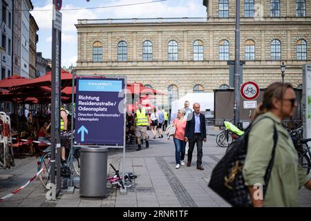 München, Deutschland. September 2023. In der Münchner Innenstadt werden am 2. September 2023 Vorbereitungen und Vorbereitungen für die Internationale Automobil-Ausstellung IAA Mobility durchgeführt. Die so genannten Open Spaces sollen die Bevölkerung einbeziehen, während in diesem Jahr nur Fachbesucher und die Presse auf dem Messegelände vertreten sein werden. (Foto: Alexander Pohl/SIPA USA) Credit: SIPA USA/Alamy Live News Stockfoto