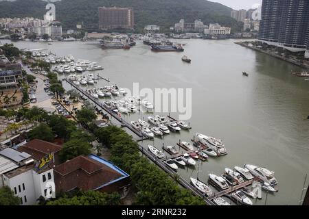 (170914) -- SANYA, 14. September 2017 -- Yachten legen in einem Hafen von Sanya, Südchinesische Provinz Hainan, 14. September an. 2017. Hainan hat eine Notfallreaktion für die Annäherung an den Taifun Doksuri aktiviert, der zwischen Donnerstagabend und Freitagmorgen die Provinz passieren oder an Küstengebieten landen soll. )(wjq) CHINA-HAINAN-TYPHOON DOKSURI-APPROACH (CN) YuanxYongdong PUBLICATIONxNOTxINxCHN Stockfoto