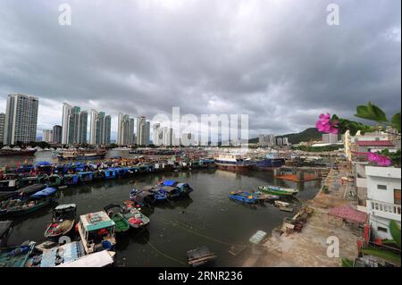 (170914) -- SANYA, 14. September 2017 -- Fischerboote legen in einem Hafen von Sanya, Südchinesische Provinz Hainan, 14. September an. 2017. Hainan hat eine Notfallreaktion für die Annäherung an den Taifun Doksuri aktiviert, der zwischen Donnerstagabend und Freitagmorgen die Provinz passieren oder an Küstengebieten landen soll. )(wjq) CHINA-HAINAN-TYPHOON DOKSURI-APPROACH (CN) ShaxXiaofeng PUBLICATIONxNOTxINxCHN Stockfoto