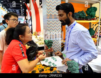 (170914) -- NANNING, 14. September 2017 -- Besucher wählen pakistanische Edelsteine während der 14. China-ASEAN Expo in Nanning, Hauptstadt der südchinesischen autonomen Region Guangxi Zhuang, 14. September 2017. Die 14. China-ASEAN-Expo wurde am Dienstag eröffnet, um Handel und Investitionen zwischen China, ASEAN und anderen Ländern entlang des Gürtels und der Straße zu beleuchten. ) LB) CHINA-NANNING-ASEAN-EXPO(CN) LixXuanli PUBLICATIONxNOTxINxCHN Stockfoto