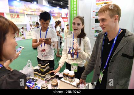 (170914) -- NANNING, 14. September 2017 -- russische Aussteller stellen den Besuchern Honig während der 14. China-ASEAN Expo in Nanning, der Hauptstadt der südchinesischen autonomen Region Guangxi Zhuang, am 14. September 2017 vor. Die 14. China-ASEAN-Expo wurde am Dienstag eröffnet, um Handel und Investitionen zwischen China, ASEAN und anderen Ländern entlang des Gürtels und der Straße zu beleuchten. ) LB) CHINA-NANNING-ASEAN-EXPO(CN) ZhouxHua PUBLICATIONxNOTxINxCHN Stockfoto