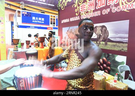 (170914) -- NANNING, 14. September 2017 -- ein Aussteller aus Ghana tritt während der 14. China-ASEAN Expo in Nanning auf, der Hauptstadt der südchinesischen autonomen Region Guangxi Zhuang, 14. September 2017. Die 14. China-ASEAN-Expo wurde am Dienstag eröffnet, um Handel und Investitionen zwischen China, ASEAN und anderen Ländern entlang des Gürtels und der Straße zu beleuchten. ) LB) CHINA-NANNING-ASEAN-EXPO(CN) ZhangxAilin PUBLICATIONxNOTxINxCHN Stockfoto