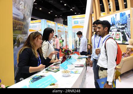 (170914) -- NANNING, 14. September 2017 -- Aussteller tauschen Informationen während der 14. China-ASEAN Expo in Nanning, Hauptstadt der südchinesischen autonomen Region Guangxi Zhuang, 14. September 2017 aus. Die 14. China-ASEAN-Expo wurde am Dienstag eröffnet, um Handel und Investitionen zwischen China, ASEAN und anderen Ländern entlang des Gürtels und der Straße zu beleuchten. ) LB) CHINA-NANNING-ASEAN-EXPO(CN) LuxBoan PUBLICATIONxNOTxINxCHN Stockfoto