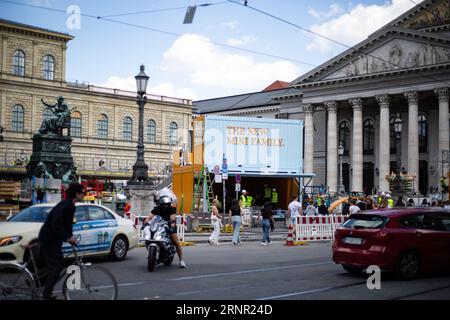 München, Deutschland. September 2023. In der Münchner Innenstadt werden am 2. September 2023 Vorbereitungen und Vorbereitungen für die Internationale Automobil-Ausstellung IAA Mobility durchgeführt. Die so genannten Open Spaces sollen die Bevölkerung einbeziehen, während in diesem Jahr nur Fachbesucher und die Presse auf dem Messegelände vertreten sein werden. (Foto: Alexander Pohl/SIPA USA) Credit: SIPA USA/Alamy Live News Stockfoto