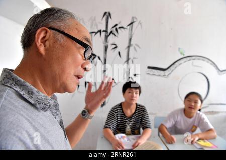 (170914) -- NANCHANG, 14. September 2017 -- He Xingwu unterrichtet Schüler mit Gebärdensprache an einer Sonderschule in Nanchang, ostchinesische Provinz Jiangxi, 13. September 2017. Der 74-jährige Lehrer He Xingwu arbeitet seit 23 Jahren in der speical-Schule. Im Alter von acht Jahren verlor er das Gehör aufgrund des unsachgemäßen Gebrauchs von Drogen. 1994 gründeten er und sein Freund die Schule nach seiner Pensionierung. Mehr als 300 Hörgeschädigte und sprachgeschädigte Schüler haben ihren Schulabschluss gemacht. ) (Zkr)(zt) CHINA-NANCHANG-HÖRGESCHÄDIGTER-LEHRER(CN) PengxZhaozhi PUBLICATIONxNOTxINxCHN Stockfoto
