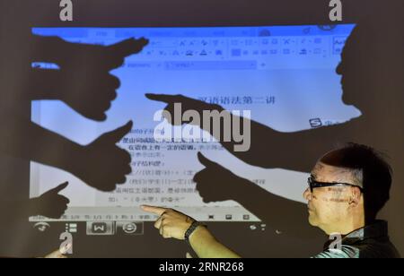 (170914) -- NANCHANG, 14. September 2017 -- He Xingwu unterrichtet Schüler an einer Sonderschule in Nanchang, ostchinesische Provinz Jiangxi, 13. September 2017. Der 74-jährige Lehrer He Xingwu arbeitet seit 23 Jahren in der speical-Schule. Im Alter von acht Jahren verlor er das Gehör aufgrund des unsachgemäßen Gebrauchs von Drogen. 1994 gründeten er und sein Freund die Schule nach seiner Pensionierung. Mehr als 300 Hörgeschädigte und sprachgeschädigte Schüler haben ihren Schulabschluss gemacht. ) (Zkr)(zt) CHINA-NANCHANG-HÖRGESCHÄDIGTER-LEHRER(CN) PengxZhaozhi PUBLICATIONxNOTxINxCHN Stockfoto