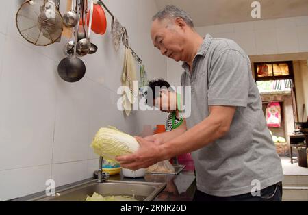 (170914) -- NANCHANG, 14. September 2017 -- He Xingwu und seine Frau kochen Mittagessen für Schüler an einer Sonderschule in Nanchang, Ostchinesische Provinz Jiangxi, 13. September 2017. Der 74-jährige Lehrer He Xingwu arbeitet seit 23 Jahren in der speical-Schule. Im Alter von acht Jahren verlor er das Gehör aufgrund des unsachgemäßen Gebrauchs von Drogen. 1994 gründeten er und sein Freund die Schule nach seiner Pensionierung. Mehr als 300 Hörgeschädigte und sprachgeschädigte Schüler haben ihren Schulabschluss gemacht. ) (Zkr)(zt) CHINA-NANCHANG-HÖRGESCHÄDIGTER-LEHRER(CN) PengxZhaozhi PUBLICATIONxNOTxINxCHN Stockfoto