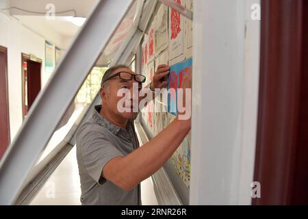 (170914) -- NANCHANG, 14. September 2017 -- He Xingwu bringt die Handwerkskunst der Schüler in einen showwindow an einer Sonderschule in Nanchang, Ostchinesische Provinz Jiangxi, 13. September 2017. Der 74-jährige Lehrer He Xingwu arbeitet seit 23 Jahren in der speical-Schule. Im Alter von acht Jahren verlor er das Gehör aufgrund des unsachgemäßen Gebrauchs von Drogen. 1994 gründeten er und sein Freund die Schule nach seiner Pensionierung. Mehr als 300 Hörgeschädigte und sprachgeschädigte Schüler haben ihren Schulabschluss gemacht. ) (Zkr)(zt) CHINA-NANCHANG-HÖRGESCHÄDIGTER-LEHRER(CN) PengxZhaozhi PUBLICATIONxNOTxINxCHN Stockfoto