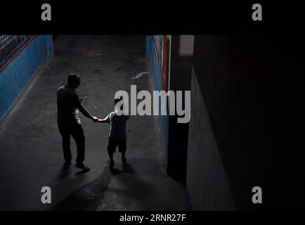 (170914) -- NANCHANG, 14. September 2017 -- He Xingwu führt einen Schüler zurück in sein Wohnheim an einer Sonderschule in Nanchang, Ostchinesische Provinz Jiangxi, 13. September 2017. Der 74-jährige Lehrer He Xingwu arbeitet seit 23 Jahren in der speical-Schule. Im Alter von acht Jahren verlor er das Gehör aufgrund des unsachgemäßen Gebrauchs von Drogen. 1994 gründeten er und sein Freund die Schule nach seiner Pensionierung. Mehr als 300 Hörgeschädigte und sprachgeschädigte Schüler haben ihren Schulabschluss gemacht. ) (Zkr)(zt) CHINA-NANCHANG-HÖRGESCHÄDIGTER-LEHRER(CN) PengxZhaozhi PUBLICATIONxNOTxINxCHN Stockfoto