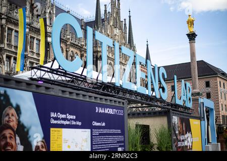 München, Deutschland. September 2023. In der Münchner Innenstadt werden am 2. September 2023 Vorbereitungen und Vorbereitungen für die Internationale Automobil-Ausstellung IAA Mobility durchgeführt. Die so genannten Open Spaces sollen die Bevölkerung einbeziehen, während in diesem Jahr nur Fachbesucher und die Presse auf dem Messegelände vertreten sein werden. (Foto: Alexander Pohl/SIPA USA) Credit: SIPA USA/Alamy Live News Stockfoto