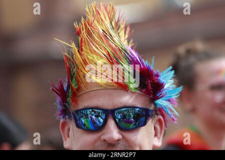 Erfurt, Deutschland. September 2023. Demonstrationen stehen während des Christoper Street Day in der Innenstadt von Erfurt. Rund 4300 Besucher kamen am Samstag zum Tag der offenen Tür im landtag in Erfurt. Das sei deutlich mehr als im letzten Jahr, sagte landtagspräsident Pommer. Quelle: Matthias Bein/dpa/Alamy Live News Stockfoto