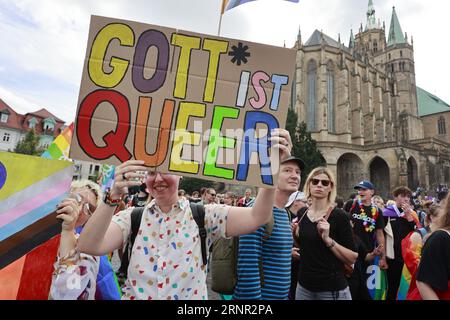 Erfurt, Deutschland. September 2023. Demonstrationen stehen auf Erfurts Domplatz während des Christophorus Street Day. Rund 4300 Besucher kamen am Samstag zum Tag der offenen Tür im landtag in Erfurt. Das sei deutlich mehr als im letzten Jahr, sagte landtagspräsident Pommer. Quelle: Matthias Bein/dpa/Alamy Live News Stockfoto