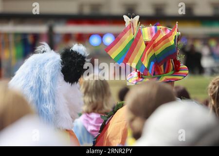 Erfurt, Deutschland. September 2023. Demonstratoren mit Regenbogenfahnen stehen im Zentrum von Erfurt während des Christoper Street Day. Rund 4300 Besucher kamen am Samstag zum Tag der offenen Tür im landtag in Erfurt. Das sei deutlich mehr als im letzten Jahr, sagte landtagspräsident Pommer. Quelle: Matthias Bein/dpa/Alamy Live News Stockfoto