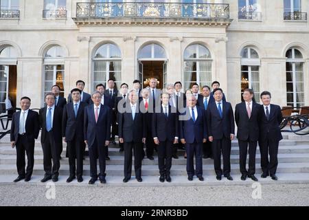 (170916) -- PARIS, 16. September 2017 () -- der französische Präsident Emmanuel Macron (5. R, vorne) posiert für ein Gruppenfoto mit chinesischen Delegierten, die am Boao Forum for Asia Paris Meeting 2017 in Paris, Frankreich, 15. September 2017 teilnahmen. () gj) FRANCE-PARIS-BFA PARIS MEETING xinhua PUBLICATIONxNOTxINxCHN Stockfoto