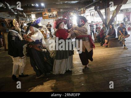 (170916) -- RICHMOND (KANADA), 16. September 2017 -- Menschen in Piratenkostümen tanzen während des Piratenwochenendes in der Gulf of Georgia Cannery National Historic Site in Richmond, Kanada, 16. September 2017. ) KANADA-RICHMOND-PIRATENWOCHENENDE LiangxSen PUBLICATIONxNOTxINxCHN Stockfoto