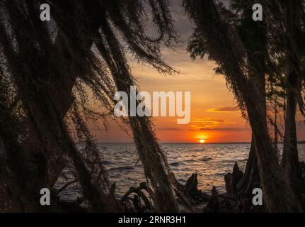 Wunderschöne Wolken bei Sonnenuntergang am Strand Stockfoto