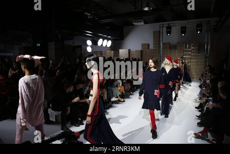 (170917) -- LONDON, 17. September 2017 -- Models präsentieren Kreationen der Nicopanda Spring/Summer 2018 Collection während der London Fashion Week in London, Großbritannien am 16. September 2017. ) (Zjy) UK-LONDON-FASHION WEEK-NICOPANDA HanxYan PUBLICATIONxNOTxINxCHN Stockfoto