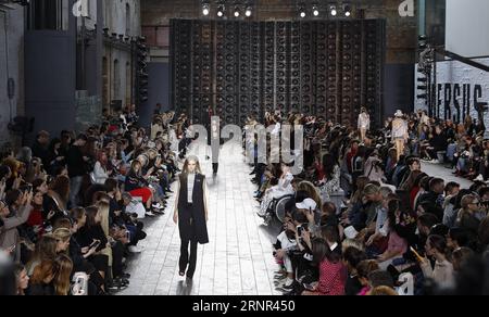 (170917) -- LONDON, 17. September 2017 -- Models präsentieren Kreationen der versus Spring/Summer Collection 2018 während der London Fashion Week in London, Großbritannien, am 17. September 2017. ) BRITANNIEN-LONDON-LONDON FASHION WEEK-VERSUS HANXYAN PUBLICATIONXNOTXINXCHN Stockfoto