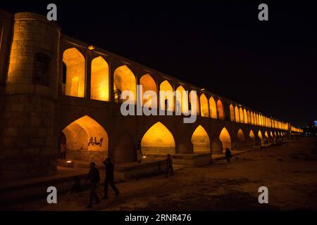 (170918) -- ISFAHAN (IRAN), 18. Sept. 2017 -- Menschen laufen um die Si-o-seh-Pol herum, was wörtlich die Brücke von dreiunddreißig Bögen bedeutet, in Isfahan, der drittgrößten Stadt Irans, 16. Sept. 2017. )(whw) IRAN-ISFAHAN-DAILY LIFE MengxTao PUBLICATIONxNOTxINxCHN Stockfoto