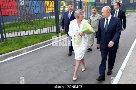 Turginovo Village, Russland. September 2023. Der russische Präsident Wladimir Putin, rechts, geht mit Schulleiterin Olga Karaseva, Zentrum, und dem Gouverneur der Region Tver, Igor Rudenya, links, während einer Führung durch einen neuen Kindergarten und eine umfassende Sekundarschule, 2. September 2023 in Turginovo, Region Tver, Russland. Kredit: Michail Klimentjew/Kreml Pool/Alamy Live News Stockfoto