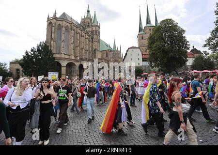 Erfurt, Deutschland. September 2023. Demonstratoren mit bunten Kostümen spazieren durch die Innenstadt von Erfurt während des Christoper Street Day. Quelle: Matthias Bein/dpa/Alamy Live News Stockfoto