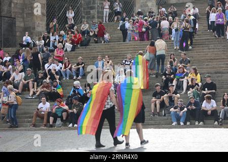 Erfurt, Deutschland. September 2023. Demonstratoren mit bunten Fahnen stehen am Erfurter Domplatz während des Christophorus-Street-Tages. Quelle: Matthias Bein/dpa/Alamy Live News Stockfoto