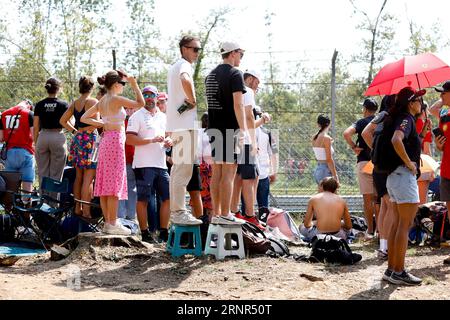 Monza, Italien. September 2023. Zuschauer, F1 Grand Prix of Italy beim Autodromo Nazionale Monza am 2. September 2023 in Monza, Italien. (Foto von HIGH TWO) Credit: dpa/Alamy Live News Stockfoto