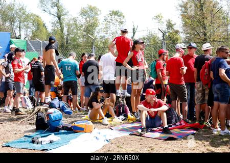 Monza, Italien. September 2023. Zuschauer, F1 Grand Prix of Italy beim Autodromo Nazionale Monza am 2. September 2023 in Monza, Italien. (Foto von HIGH TWO) Credit: dpa/Alamy Live News Stockfoto
