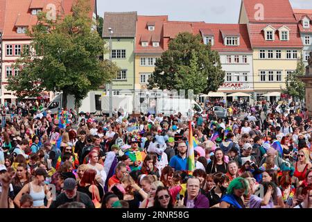 Erfurt, Deutschland. September 2023. Demonstratoren mit bunten Fahnen stehen am Erfurter Domplatz während des Christophorus-Street-Tages. Quelle: Matthias Bein/dpa/Alamy Live News Stockfoto