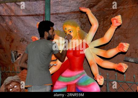 (170919) -- DHAKA, 19. September 2017 -- Künstler arbeiten an Idolen der Hindu-Göttinnen für das kommende Durga-Puja-Festival in Dhaka, Bangladesch, 19. September 2017. Durga Puja ist eines der größten hinduistischen Festivals, bei dem Göttin Durga verehrt wird, die in der hinduistischen Mythologie die Macht und den Triumph des Guten über das Böse symbolisiert. )(rh) BANGLADESCH-DHAKA-DURGA-FESTIVAL SalimxReza PUBLICATIONxNOTxINxCHN Stockfoto