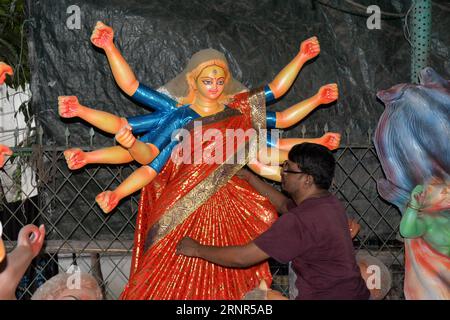 (170919) -- DHAKA, 19. September 2017 -- Künstler arbeiten an Idolen der Hindu-Göttinnen für das kommende Durga-Puja-Festival in Dhaka, Bangladesch, 19. September 2017. Durga Puja ist eines der größten hinduistischen Festivals, bei dem Göttin Durga verehrt wird, die in der hinduistischen Mythologie die Macht und den Triumph des Guten über das Böse symbolisiert. )(rh) BANGLADESCH-DHAKA-DURGA-FESTIVAL SalimxReza PUBLICATIONxNOTxINxCHN Stockfoto